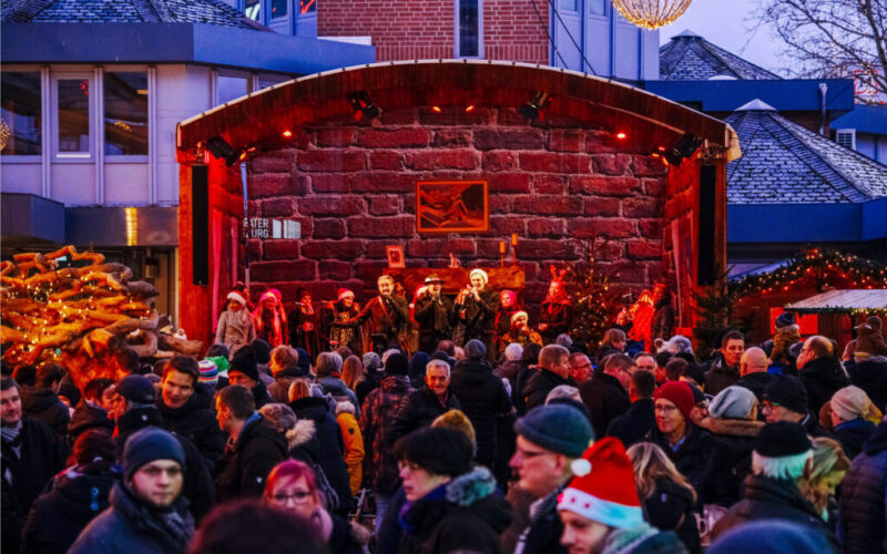 Bühne vom Wolfsburger Weihnachtsmarkt und eine Menschenmasse davor