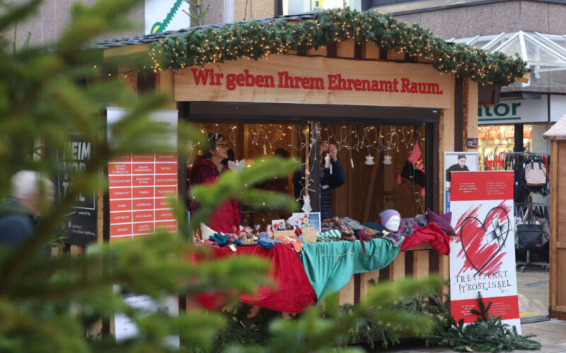 Eine Hütte auf dem Weihnachtsmarkt mit der Aufschrift "Wir geben Ihrem Ehrenamt Raum."